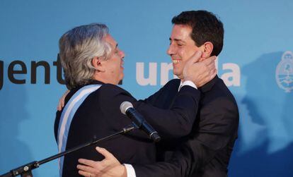 Alberto Fernández (esq.) abraça Eduardo de Pedro na posse do novo ministério.