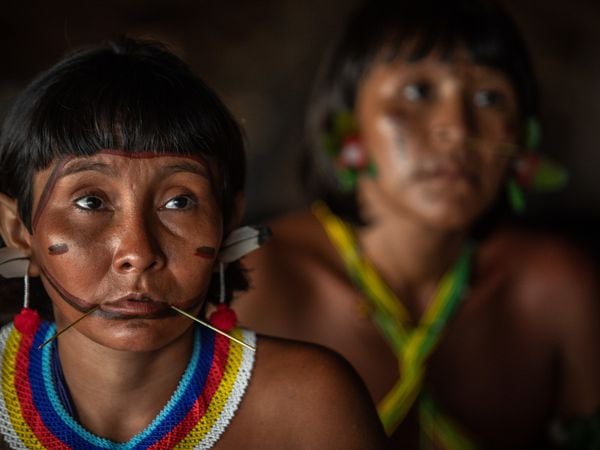 Da esq. para dir.: Angela Yanomami e Ehuana Yaira no encontro de Lideranças Yanomami e Ye'kuana, onde os indígenas se manifestaram contra o garimpo em suas terras. O primeiro fórum de lideranças da TI Yanomami foi realizado entre 20 e 23 de novembro de 2019 na Comunidade Watoriki, região do Demini, Terra Indígena Yanomami.