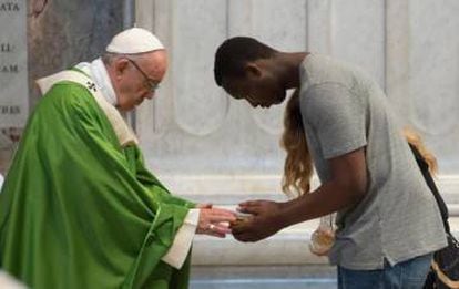 Um imigrante agradece o Papa na missa realizada na sexta-feira na basílica de São Pedro.