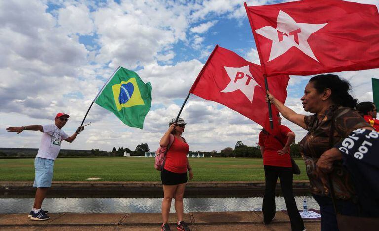 Apoiadores de Dilma Rousseff em frente ao Palácio da Alvorada.