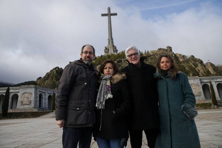 Os diretores do documentário 'O Silêncio dos Outros', Robert Bahar e Almudena Carracedo, nas pontas, e María Ángeles Martín e José María Galante 'Chato', vítimas de crimes do franquismo, no Vale dos Caídos.