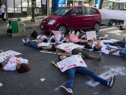 Manifestantes opositores se fingem de mortos durante protesto contra Maduro.