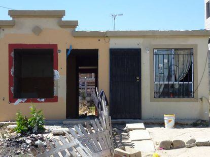 Moradia abandonada e vandalizada em um conjunto habitacional nos arredores de Tijuana, México.
