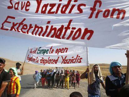 Yazidis se manifestam na fronteira entre Iraque e Síria.