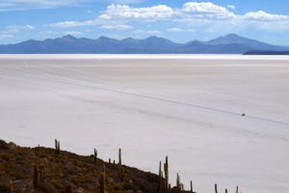 Rota em veículo 4x4 na salina de Uyuni, na Bolívia.