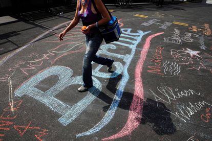 Chão pintado com mensagem de apoio a Sanders, na Filadélfia.