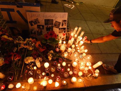Um estudante deixa uma vela pelas vítimas do massacre.