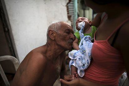 Um bisavô beija seu bisneto, nascido com microcefalia devido ao vírus do zika, em Recife (Brasil), em 9 de fevereiro de 2016.