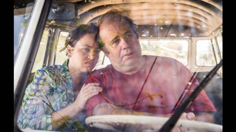 Karine Teles e Otávio Müller em uma cena de 'Benzinho'