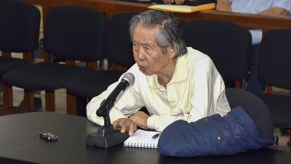 Numa imagem de arquivo, o ex-presidente peruano Alberto Fujimori depõe a um juiz sobre uma matança de camponeses ocorrida em 1992.