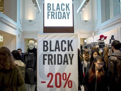 Pessoas fazem compra em Valência durante a Black Friday.