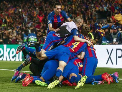 Jogadores do Barça comemoram o sexto gol contra o PSG.