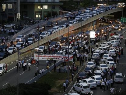 Taxistas protestaram e fecharam a avenida 23 de Maio, em S&atilde;o Paulo.  