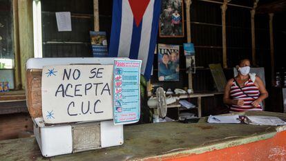 Comércio de Havana com um cartaz em que alerta que não se aceitam pesos conversíveis