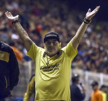 Diego Maradona comemora um gol de seu time, o Dorados, em Culiacán.