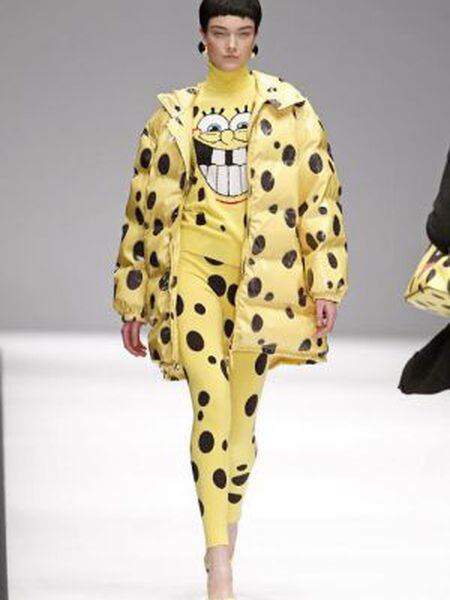 Modelo em um desfile de Jeremy Scott para Moschino veste camiseta com o rosto do Bob Esponja.