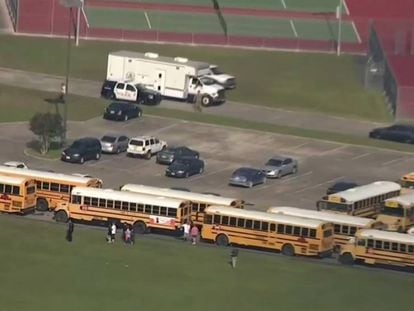 Policia escolta um grupo de estudantes em escola depois de Santa Fé após tiroteio nesta sexta.