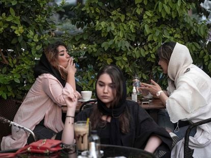 Mulheres iranianas em um café no bairro de Ekbatan, na zona oeste de Teerã, na sexta-feira passada.
