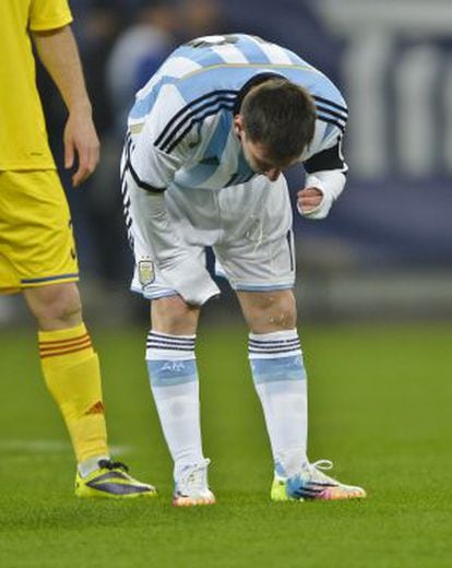 Messi vomitando no último amistoso com a Argentina.