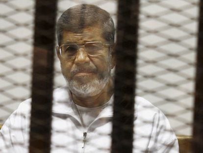 Mohamed Morsi, na cela onde acompanhou o julgamento contra ele em 8 de maio de 2014.