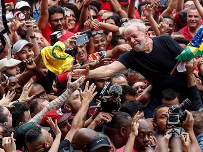 Lula carregado por apoiadores em São Bernardo.