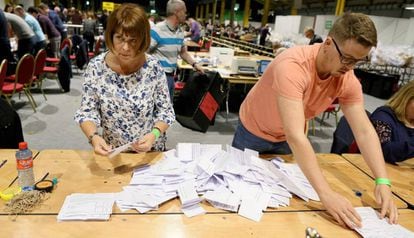 Contagem dos votos do referendo sobre o aborto em um centro eleitoral de Dublín.