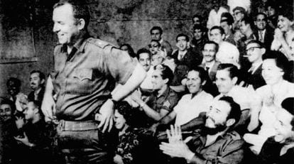 William Morgan sendo aplaudido por Fidel Castro.