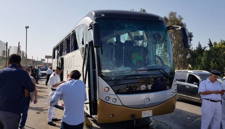 Ônibus turístico alcançado neste domingo por uma explosão cerca das pirâmides de Giza.
