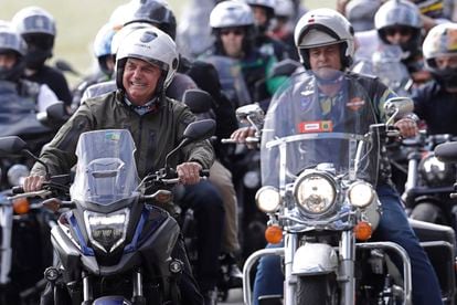 Bolsonaro pilota moto com apoiadores por ocasião do Dia das Mães, no domingo, em Brasília.
