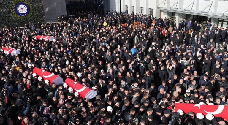 Funeral em Istambul de alguns dos agentes de polícia mortos no atentado de sábado.