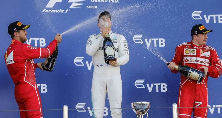 Botta, no pódio com Raikkonen (esquerda) e Vettel.