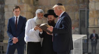 O presidente Donald Trump e sua mulher, Melania, na chegada, a bordo do Air Force One, ao aeroporto Ben Gurion, em Tel Aviv.