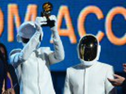 A dupla francesa Daft Punk vence em cinco categorias, incluindo a de Melhor Disco do Ano por  Random Access Memories 