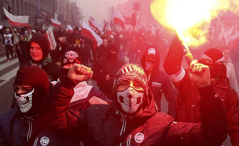 Em imagem de novembro de 2016, nacionalistas de extrema-direita marcham pelas ruas de Varsóvia, na Polônia.