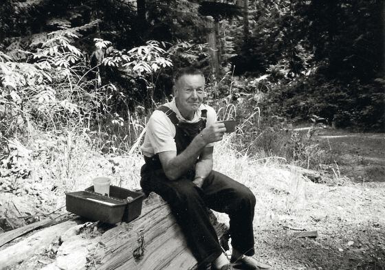 Joe Rantz, fotografado em um bosque nos Estados Unidos.