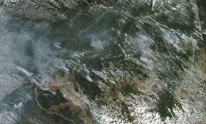 Imagem de satélite da NASA mostra a fumaça dos focos de incêndio na Amazônia.