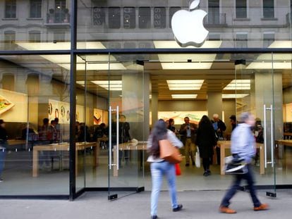 Clientes entram na Apple Store de Zurique, em imagem de arquivo.