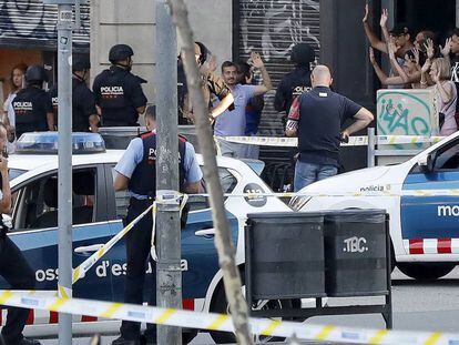 Operação policial no local do atentado de quinta-feira em Barcelona.