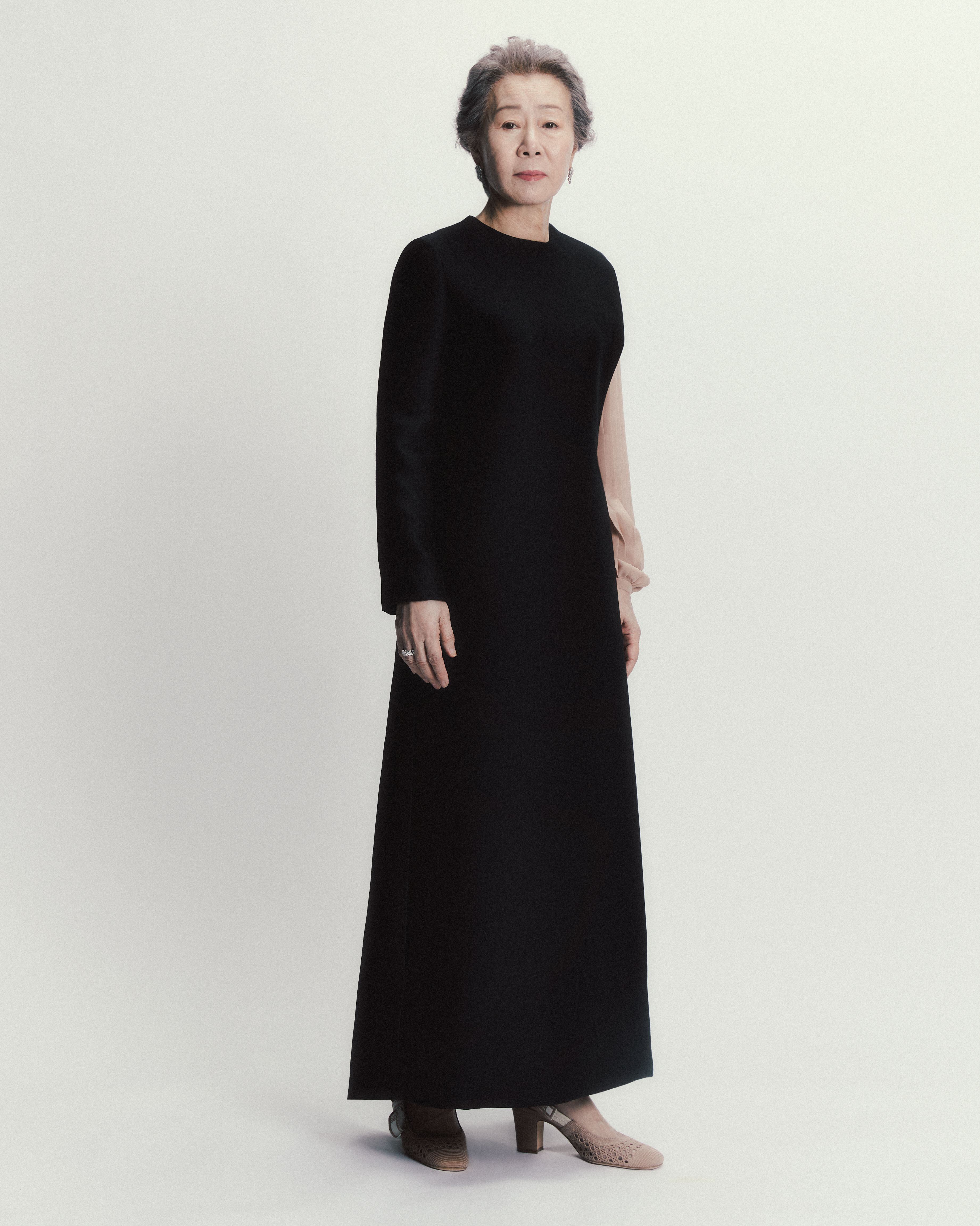 Yuh-Jung Youn no domingo antes dos BAFTA, vestida pela Dior Alta Costura, com design de Maria Grazia Chiuri. 