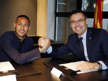 Neymar e Bartomeu no dia da renovação do contrato do jogador até 2021.