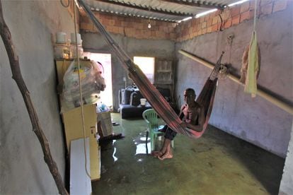 Morador em casa inundada na capital amazonense. 