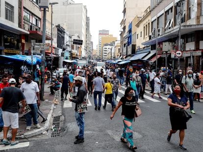 Dezenas de pessoas caminham pela rua 25 de Março, via comercial do centro de São Paulo, no dia 5 de março deste ano.