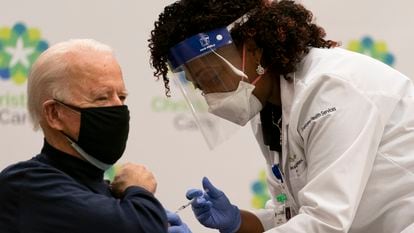 Joe Biden recebe a primeira dose da vacina contra o coronavírus da enfermeira Tabe Mase em Newark, Delaware.