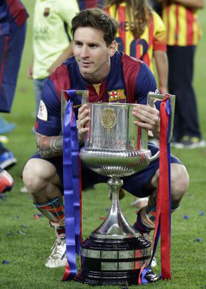 Messi posa com a Copa do Rei.