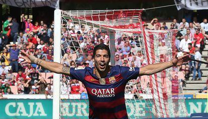 Luis Suárez festeja seu segundo gol contra o Granada.