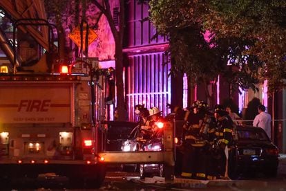 Bombeiros de Nova York esta noite no bairro de Chelsea, onde se produziu uma explosão.