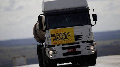 Caminhão volta a circular na BR-040 highway, em Luziania, após dez dias de paralisação.