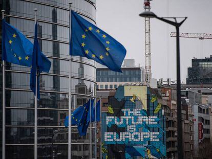Sede da Comissão Europeia e a seu lado uma obra do artista belga NovaDead com uma mensagem europeísta para o futuro.