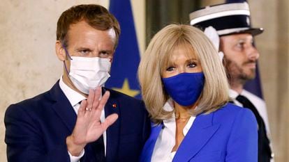 Emmanuel Macron e sua esposa, Brigitte Macron, em setembro em uma recepção no Eliseu.