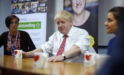 O primeiro-ministro britânico, Boris Johnson, de visita a um hospital em Watford, o 7 de outubro.